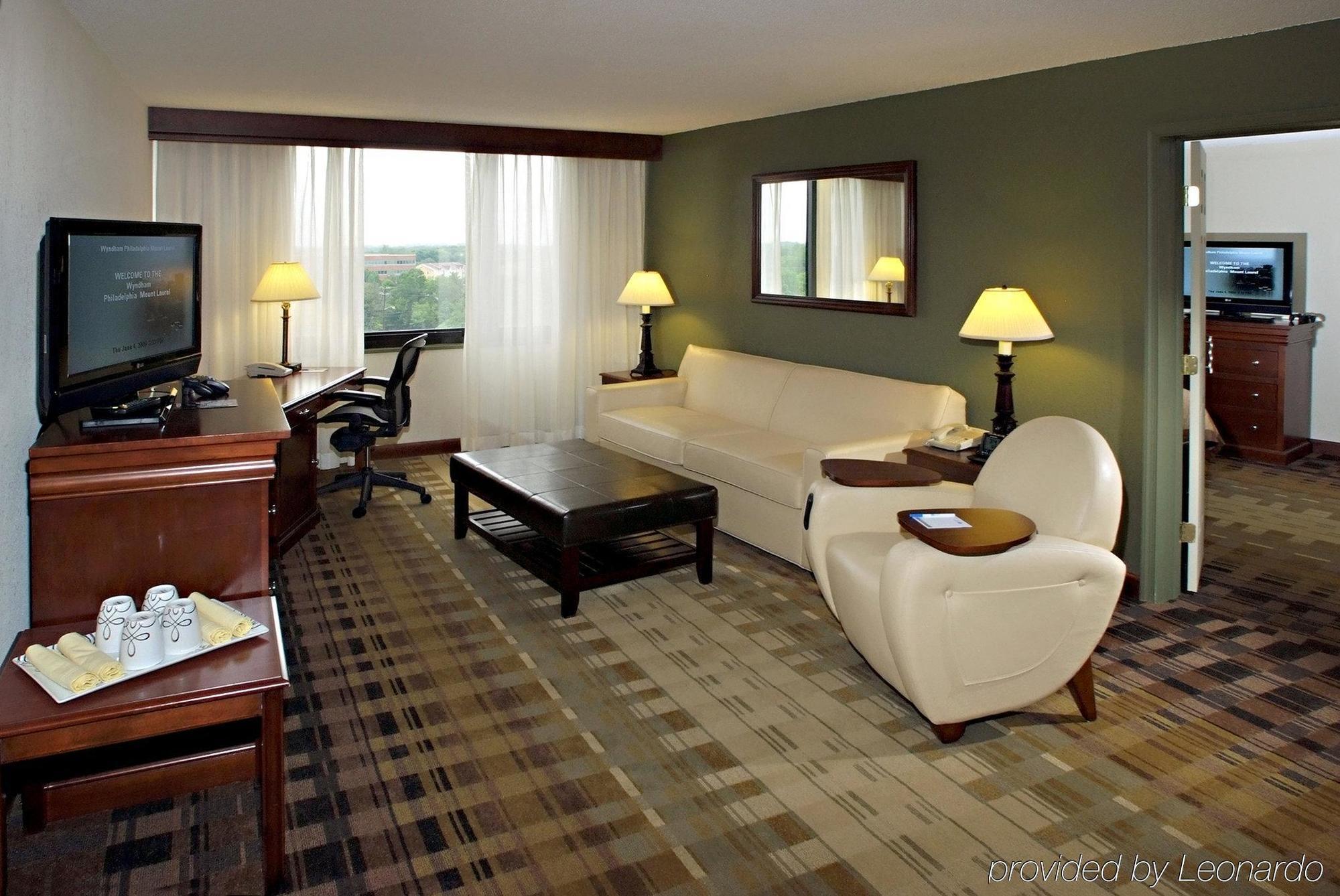 Clarion Hotel & Suites Маунт-Лорел Номер фото
